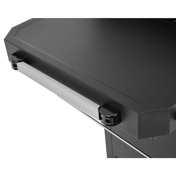 Kingstone Plancha-Grill Pro 4000 - Grillfläche (B x T): 87 x 54 cm, 16 kW, Anzahl Brenner: 4 Stk. - Detailaufnahme eines schwarzen Grills mit silberfarbenem Griff. Robuste Bauweise, ideal für den Außenbereich.