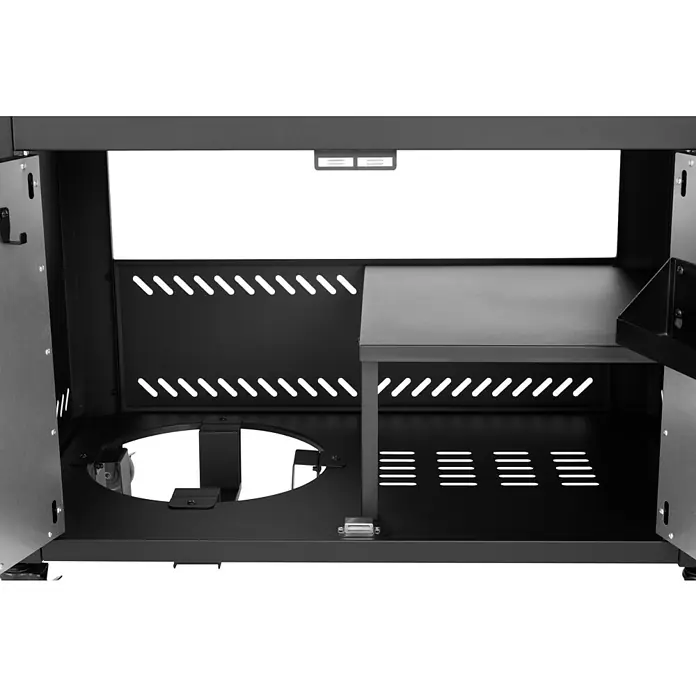 Kingstone Plancha-Grill Pro 4000 - Grillfläche (B x T): 87 x 54 cm, 16 kW, Anzahl Brenner: 4 Stk. - Innenansicht des schwarzen Holzofen, mit perforierten Paneelen. Der Ofen hat einen Ablage und bietet so Stauraum für Holz und Zubehör.