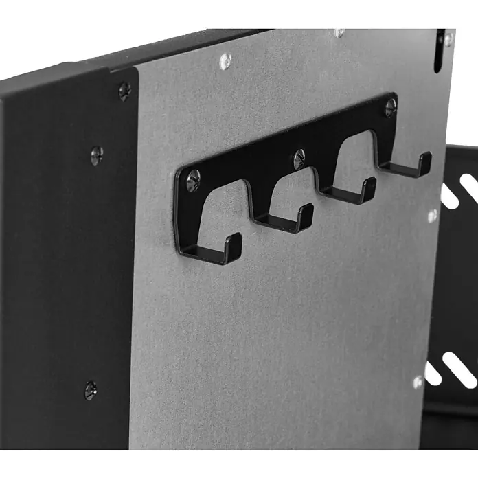 Kingstone Plancha-Grill Pro 4000 - Grillfläche (B x T): 87 x 54 cm, 16 kW, Anzahl Brenner: 4 Stk. - Nahaufnahme einer schwarzen Hängeleiste mit drei Haken an einer grauen Wand, ideal zur Aufbewahrung von Schlüsseln oder kleinen Gegenständen.