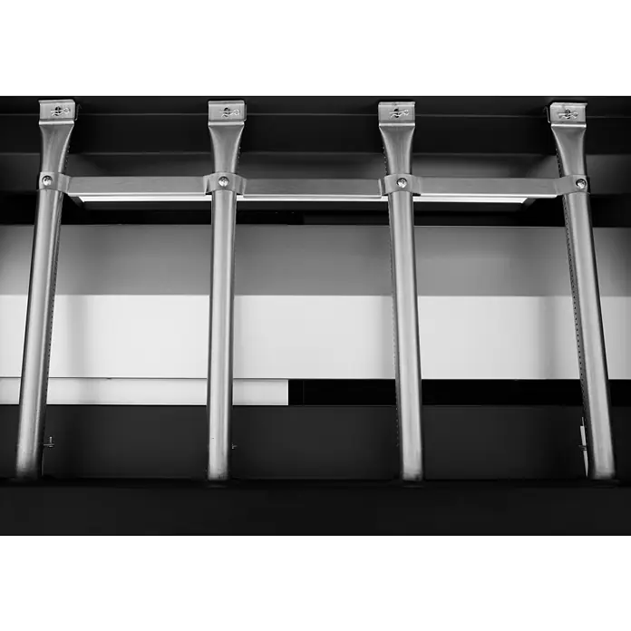 Kingstone Plancha-Grill Pro 4000 - Grillfläche (B x T): 87 x 54 cm, 16 kW, Anzahl Brenner: 4 Stk. - Das Bild zeigt eine Nahaufnahme von vier Gasbrennern aus Edelstahl, die Teil eines Grills sind und eine moderne Ästhetik aufweisen.