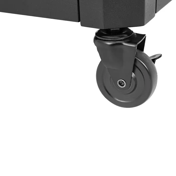 Kingstone Plancha-Grill Pro 4000 - Grillfläche (B x T): 87 x 54 cm, 16 kW, Anzahl Brenner: 4 Stk. - Detailaufnahme eines schwarzen Rollenrades an einem Möbelstück, das Mobilität und Flexibilität im Raum ermöglicht.
