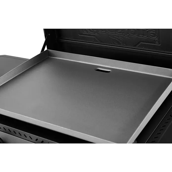 Kingstone Plancha-Grill Pro 3000 - Grillfläche (B x T): 71 x 54 cm, 12 kW, Anzahl Brenner: 3 Stk. - Detailaufnahme einer schwarzen RidgeStone Grillplatte mit Öffnung, ideal für köstliche Grillspezialitäten.