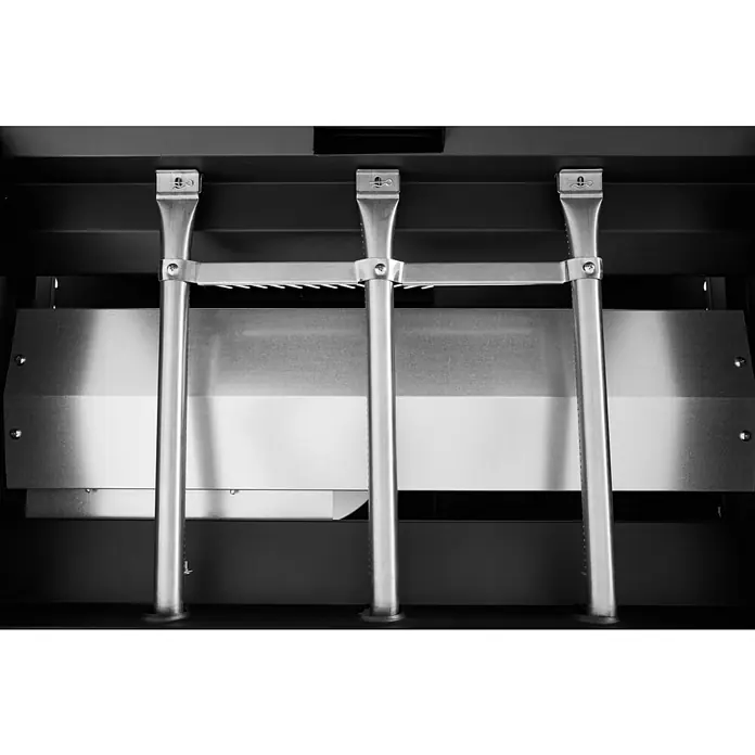 Kingstone Plancha-Grill Pro 3000 - Grillfläche (B x T): 71 x 54 cm, 12 kW, Anzahl Brenner: 3 Stk. - Innenansicht eines Grills mit Brennern und Hitzeschild, dargestellt in Schwarzweiß für eine detaillierte Produktansicht.