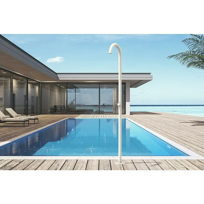 GardWell Pooldusche Curve - Höhe: 232 cm, Edelstahl, Light-Greige - Bild von einer weißen Pooldusche neben einem Schwimmbecken vor einem modernen Haus, das Meer im Hintergrund.