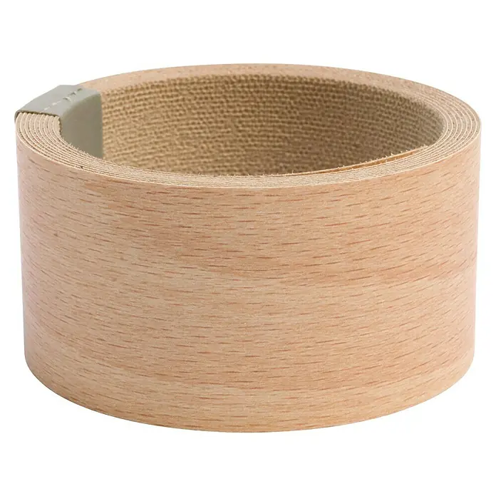 LOGOCLIC Umleimer Elementa K761 - Carver Beech, 200 cm x 4,2 mm - Nahaufnahme einer Rolle Furnierkantenband mit einem hellbraunen Holzmaserungsmuster und einem grauen Endstück. Ideal für Möbelprojekte.
