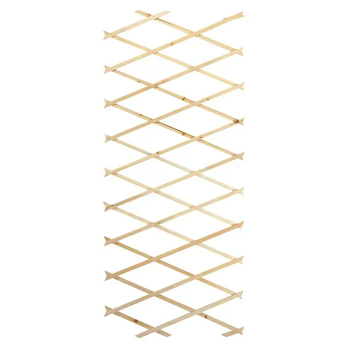 Bellissa Holz-Scherenspalier - 270 x 45 cm, Natur - Nahaufnahme einer ausziehbaren Holzleiter, die diagonale Muster bildet und ihre natürliche Maserung und Konstruktion hervorhebt.