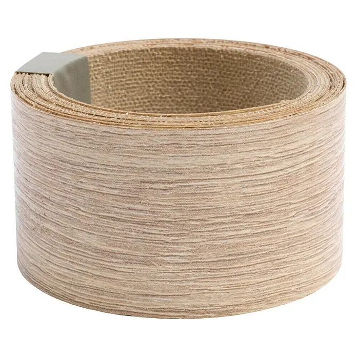 LOGOCLIC Umleimer Elementa 3025 - Light Vintage Oak, 200 cm x 4,2 mm - Nahaufnahme einer Rolle aus hellbraunem Furnierkantenband, das in einer Rolle aufgerollt ist, für Tischlerarbeiten.