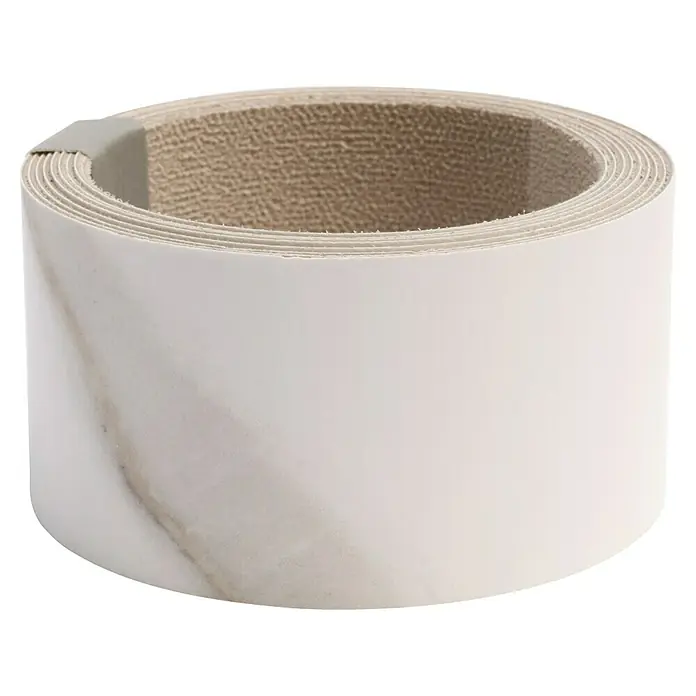 LOGOCLIC Umleimer Elementa pro K755 - Rhea Gold, 200 cm x 4,2 mm - Nahaufnahme einer Rolle Marmor-Kantenanleimer, die für Möbelreparaturen und -renovierungen verwendet wird. Das Dekor ist stilvoll und modern.