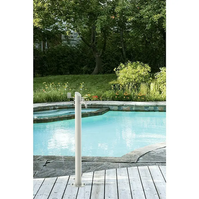 GardWell Wasserzapfstelle Comfort Style - Light-Greige, Höhe: 93 cm, Edelstahl - Eine stilvolle Pooldusche aus weißem Metall steht auf einer Holzterrasse neben einem Pool, umgeben von üppigem Grün.