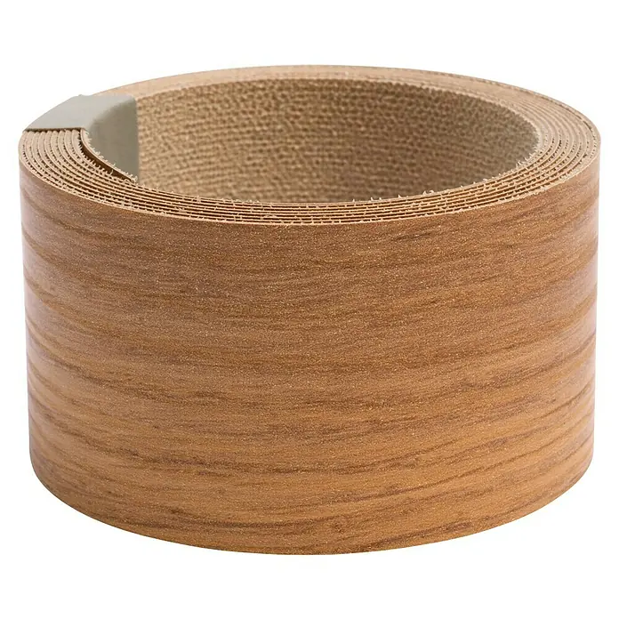 LOGOCLIC Umleimer Elementa pro K536 - Amber Baroque Oak, 200 cm x 4,2 mm - Nahaufnahme einer Rolle Furnierkantenband für Möbel, zeigt die Holzmaserung und die aufgerollte Struktur.