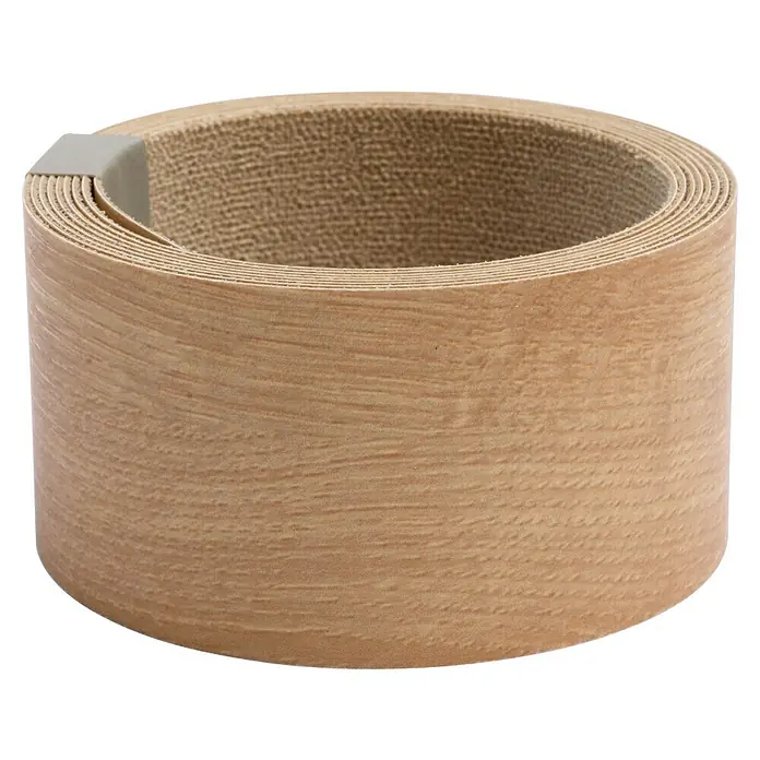 LOGOCLIC Umleimer Elementa 5252 - Chalete Oak, 200 cm x 4,2 mm - Nahaufnahme eines aufgerollten Furnierstreifens mit hellbrauner Holzmaserung und einer grauen Fixierung.