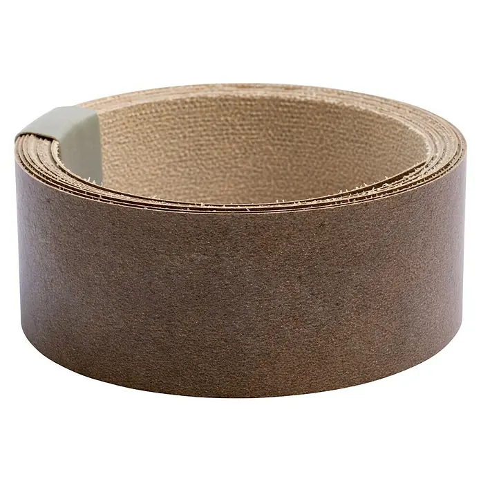 LOGOCLIC Umleimer Elementa+ K693 - Bronze Granada, 200 cm x 3,2 mm - Nahaufnahme eines gewickelten Schleifpapierbands in Braun mit einer glatten Textur und einer hellen Bandspange.