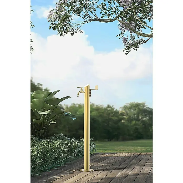 GardWell Wasserzapfstelle Comfort Style - Gold, Höhe: 93 cm, Edelstahl - Im Bild ist eine goldene Gartendusche mit Wasserhahn und Handtuchhalter auf einer Holzterrasse vor einem Garten zu sehen.