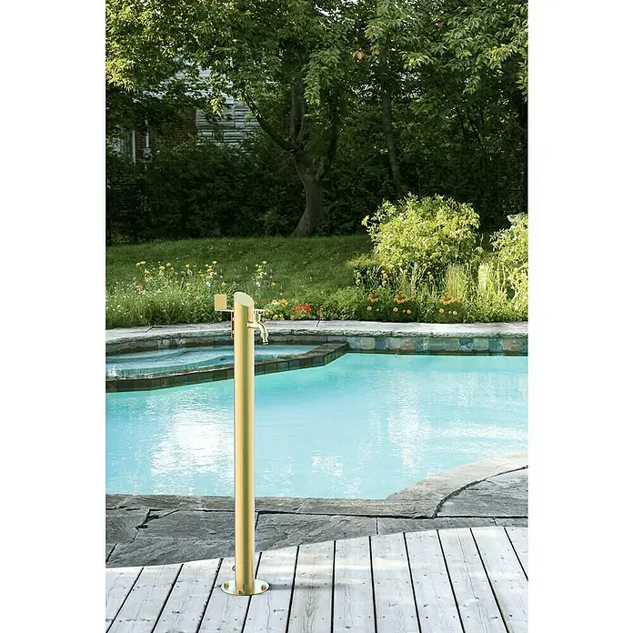 GardWell Wasserzapfstelle Comfort Style - Gold, Höhe: 93 cm, Edelstahl - Elegante goldfarbene Pooldusche am Beckenrand auf Holzdeck. Perfekt für eine schnelle Erfrischung.