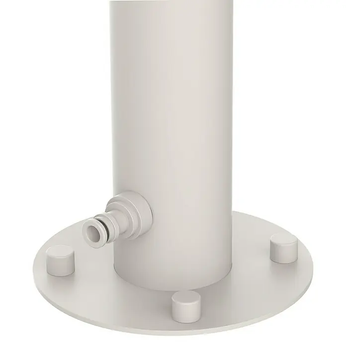 GardWell Wasserzapfstelle Comfort Style - Light-Greige, Höhe: 93 cm, Edelstahl - Nahaufnahme eines weißen Wasserfiltersystems mit Anschluss, ideal für sauberes Wasser.