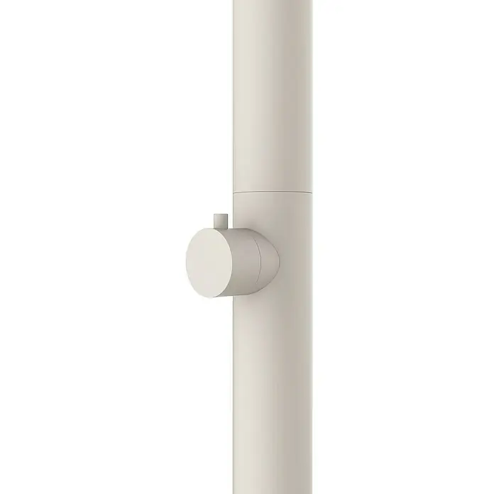 GardWell Pooldusche Curve - Höhe: 232 cm, Edelstahl, Light-Greige - Detailaufnahme einer cremefarbenen Sonnenschirmstange mit einem runden Griff zur Verstellung der Höhe. Fokus liegt auf der Mechanik.