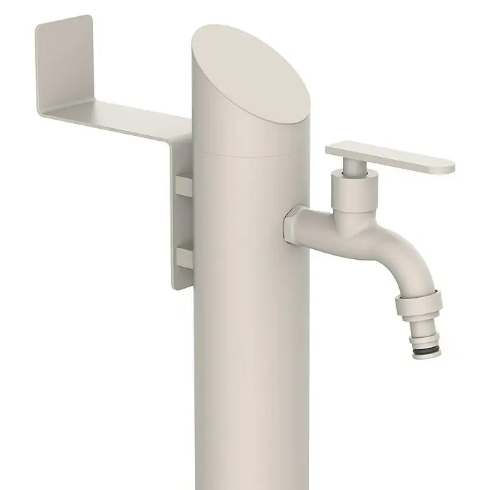 GardWell Wasserzapfstelle Comfort Style - Light-Greige, Höhe: 93 cm, Edelstahl - Nahaufnahme eines Wasserhahns mit Halterung, ideal für Gärten. Das robuste Design verspricht Langlebigkeit im Außenbereich.