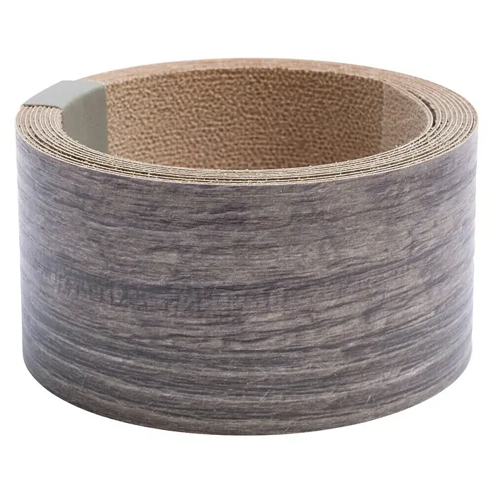LOGOCLIC Umleimer Elementa pro XL K763 - Outback Grey, 200 cm x 4,2 mm - Nahaufnahme einer Rolle Holzmaserung-Umrandungsband, das sich durch seine realistische Holzoptik und hohe Flexibilität auszeichnet.