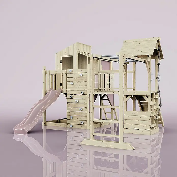 OutdoorToys Kinderspielturm Polarplay Ludvig - L x B x H: 444 x 406 x 291 cm, Rosa - Darstellung eines naturfarbenen Holzspielhauses mit Rutsche, Kletterwand und Seilaufstieg für Kinder zum Spielen im Freien.