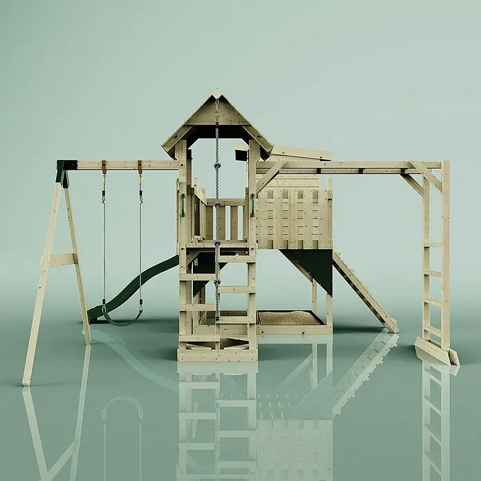 OutdoorToys Kinderspielturm Lene Kinderschaukel; - Holz, Grün - Ein detailreiches Bild eines Holzspielplatzes mit Schaukeln, Rutsche und Kletterturm auf reflektierendem Untergrund.