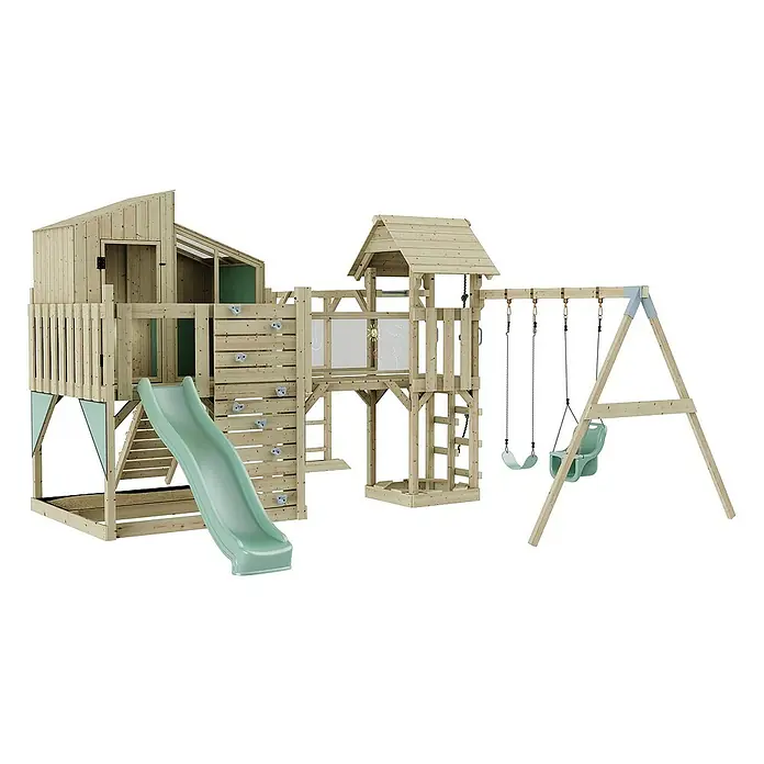 OutdoorToys Kinderspielturm Polarplay Emma - L x B x H: 490 x 503 x 291 cm, Grün - Ein detailreiches Bild eines hölzernen Kinderspielhauses mit Rutsche, Schaukeln und Kletterwand, perfekt für den Garten.