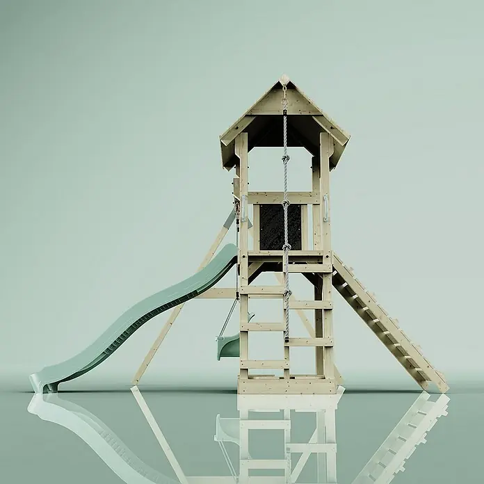 OutdoorToys Kinderspielturm Göteborg - L x B x H: 242 x 357 x 273 cm, Grün - Ein hölzerner Spielturm mit Rutsche, Kletterseil und Leiter vor einem hellgrünen Hintergrund, der sich im Boden spiegelt.