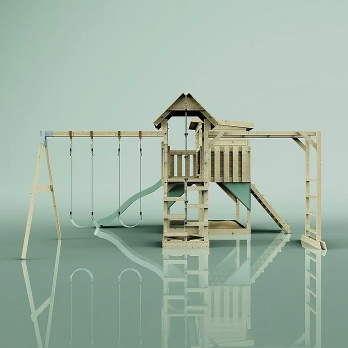 OutdoorToys Kinderspielturm Johanna Kinderschaukel; - Holz, Grün - Ein detailreiches Bild eines hölzernen Kinderspielturms mit Schaukeln, Rutsche und Klettergerüst vor einem neutralen Hintergrund.