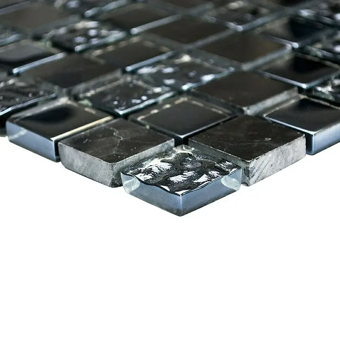 Mosaikfliese Quadrat Crystal Mix XCM M862 - 32,7 x 30,2 cm, Schwarz, Glänzend - Nahaufnahme eines Musters aus glänzenden, dunklen Mosaikfliesen, die ein interessantes Design für Oberflächen bieten.