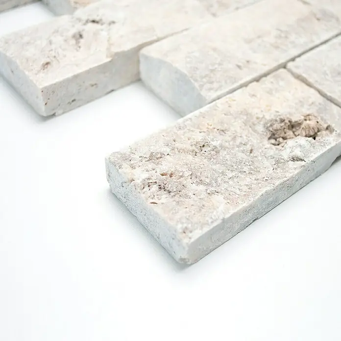 Mosaikfliese Brick Splitface X3D 42781 - 30,5 x 29 cm, Silber, Matt - Nahaufnahme von Travertin-Wandverkleidungsziegeln. Perfekt für stilvolle Innenräume, die natürliche Eleganz und rustikalen Charme vereinen.