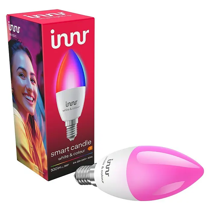 Innr Lighting Smart-LED-Lampe - E14, Dimmbar, RGBW, 500 lm, 4,9 W, 1 Stk. - Das Bild zeigt eine Innr Smart Candle White & Colour Lampe mit ihrer Verpackung und einer zusätzlichen pinkfarbenen Lampe.