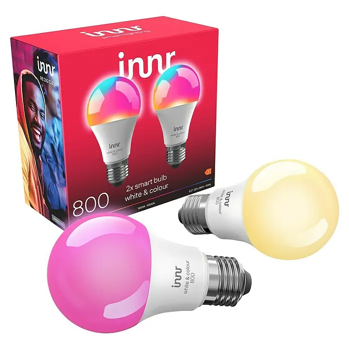Innr Lighting Smart-LED-Lampen Set - E27, Dimmbar, RGBW, 400 lm, 8,6 W, 2 Stk. - Ein roter Karton mit zwei smarten Innr-Glühbirnen und zwei einzelnen Innr-Glühbirnen in Pink und Gelb sind auf dem Foto zu sehen.