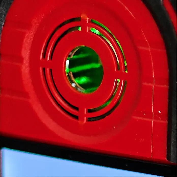 Einhell Ortungsgerät TE-MD 80 - Geeignet für: Aufspüren von spannungsführenden Leitungen, Holz und Metall - Nahaufnahme einer roten, runden Laser-Zielscheibe mit einem hellgrünen Laserstrahl in der Mitte. Präzision und Innovation vereint.