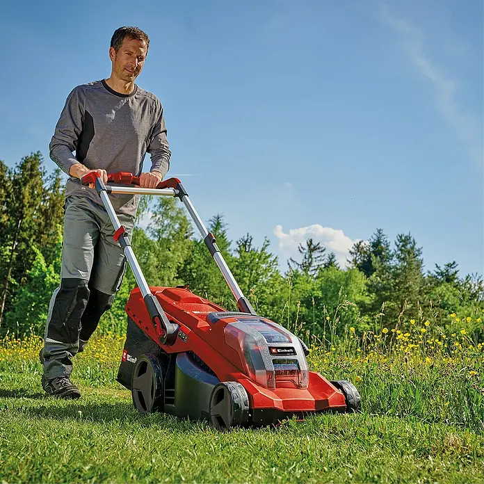 Einhell Power X-Change 18V Akku-Rasenmäher GP-CM 36/450 - 2 Akkus, Schnittbreite: 380 mm - Ein Mann mäht Rasen mit einem roten Einhell Akku-Rasenmäher im Garten, der eine effiziente Rasenpflege ermöglicht.