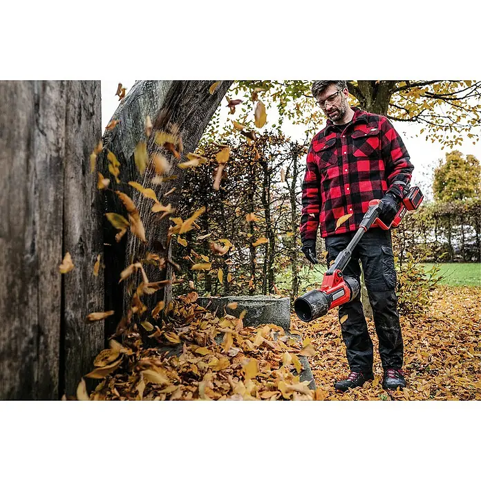 Einhell Professional Akku-Laubbläser GP-LB 36/270 LI - 36 V, Ohne Akku, Blasleistung: 1.100 m³/h, Blasgeschwindigkeit: 270 km/h - Ein Mann mit einer Einhell Akku-Laubsauger/-bläser im Einsatz, um Herbstlaub zu entfernen.