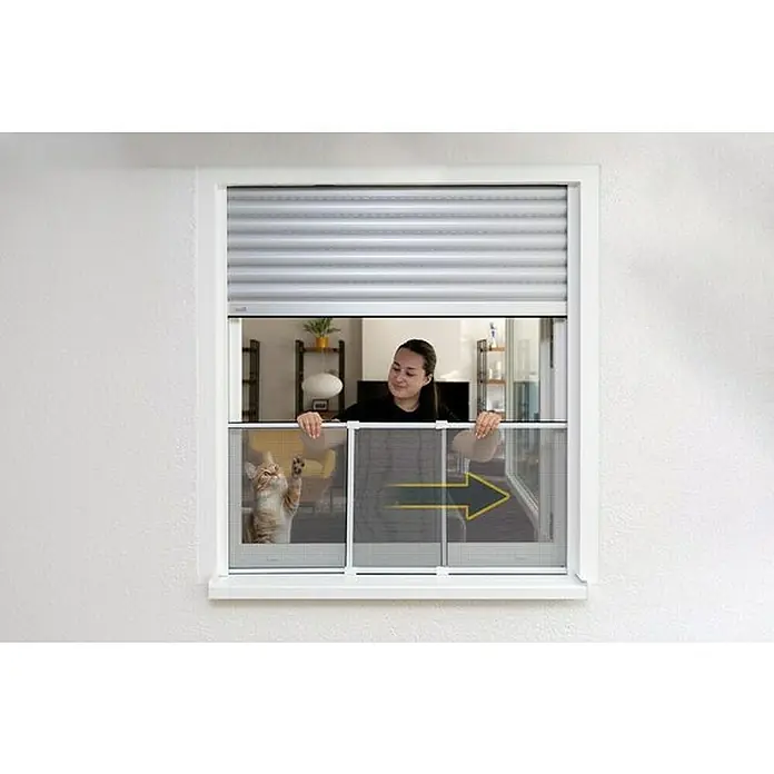 Schellenberg Mosquitera - 75 cm - 142 cm, Inserción, Color bastidor: Blanco - La imagen muestra una ventana con una mosquitera retráctil que se puede deslizar hacia el lado. Una mujer y un gato miran por la ventana.
