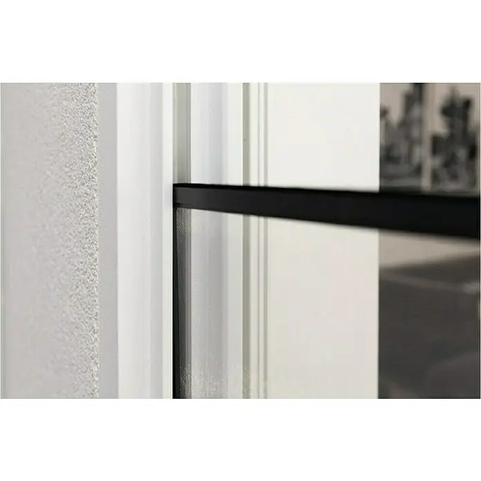 Schellenberg Mosquitera - 75 cm - 142 cm, Inserción, Color bastidor: Antracita - Primer plano de una ventana moderna que muestra líneas limpias y diseño minimalista, destacando detalles arquitectónicos.