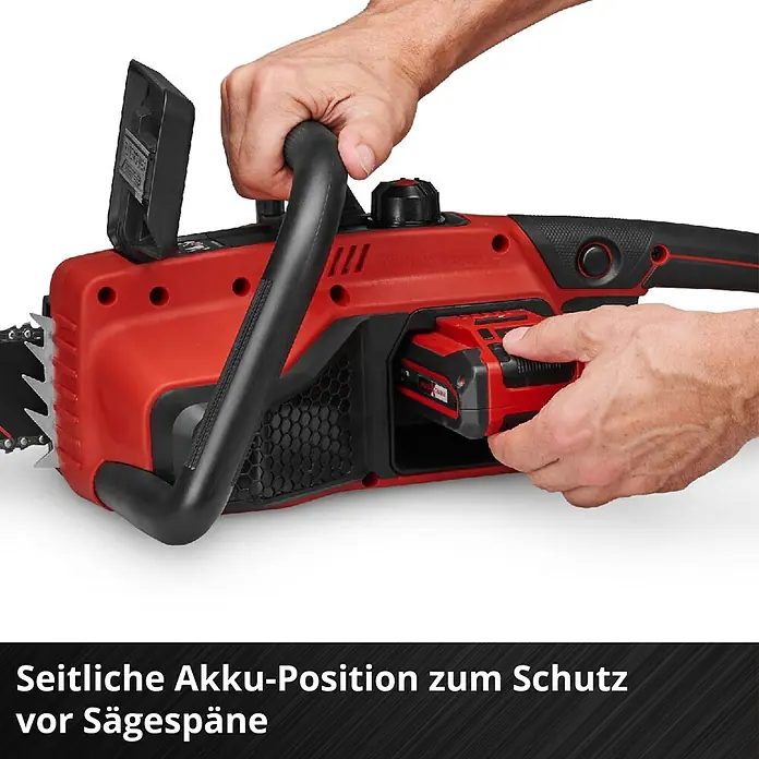 Einhell Power X-Change 18V Akku-Kettensäge GE-LC 18/25 Li - 18 V, Li-Ionen, Ohne Akku, Schwertlänge: 25 cm - Seitenansicht der Einhell Akku-Kettensäge mit Akku-Positionierung zum Schutz vor Sägespänen.