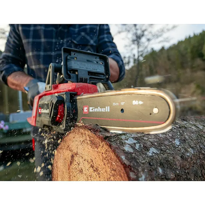 Einhell Power X-Change 18V Akku-Kettensäge GE-LC 18/25 Li - 18 V, Li-Ionen, Ohne Akku, Schwertlänge: 25 cm - Ein Arbeiter benutzt eine rote Einhell Akku-Kettensäge, um ein Stück Holz zu zerkleinern. Die Kettensäge ist gut sichtbar und scharf.