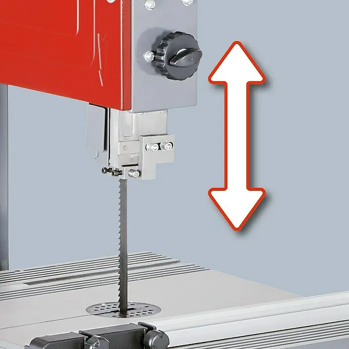 Einhell Bandsäge TC-SB 305 U - 750 W, Leerlaufdrehzahl: 1.400 U/min, Sägebandlänge: 2.320 mm - Ein Detailbild einer Bandsäge, die die Höheneinstellung zeigt, die durch einen Pfeil hervorgehoben wird.
