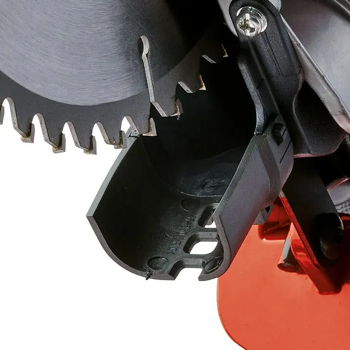 Einhell Kappzugsäge TC-SM 2534/1 Dual - 2.350 W, Durchmesser Sägeblatt: 250 mm, Leerlaufdrehzahl: 4.000 U/min - Nahaufnahme einer Kreissäge mit scharfen Zähnen und einem schwarzen Schutz, der Sicherheit beim Schneiden gewährleistet.
