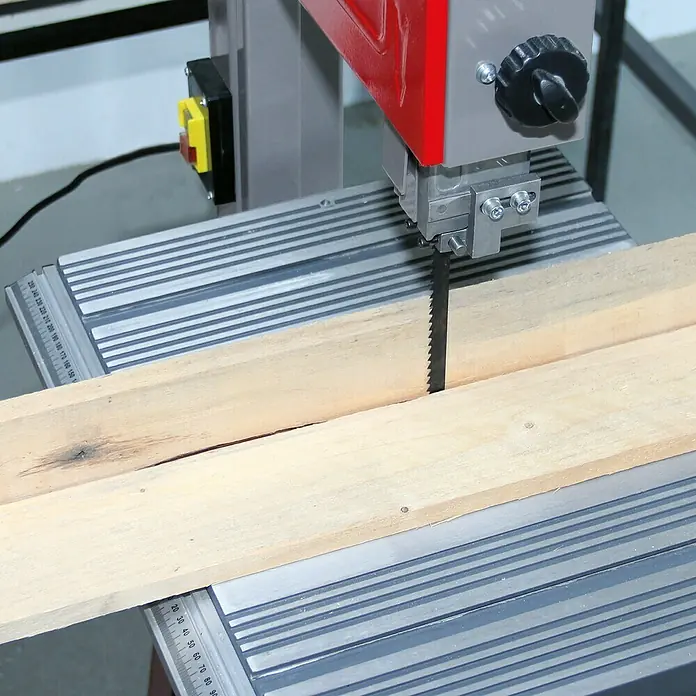 Einhell Bandsäge TC-SB 305 U - 750 W, Leerlaufdrehzahl: 1.400 U/min, Sägebandlänge: 2.320 mm - Die Bandsäge schneidet präzise ein Holzbrett, ideal für Heimwerker und Profis, die Wert auf Genauigkeit legen.