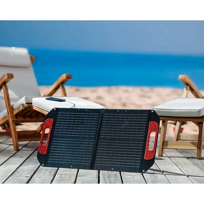 Einhell Solarmodul - Nennleistung: 40 W, Wirkungsgrad Solarzelle: 23 % - Solarpanel auf einem Holzsteg am Strand.