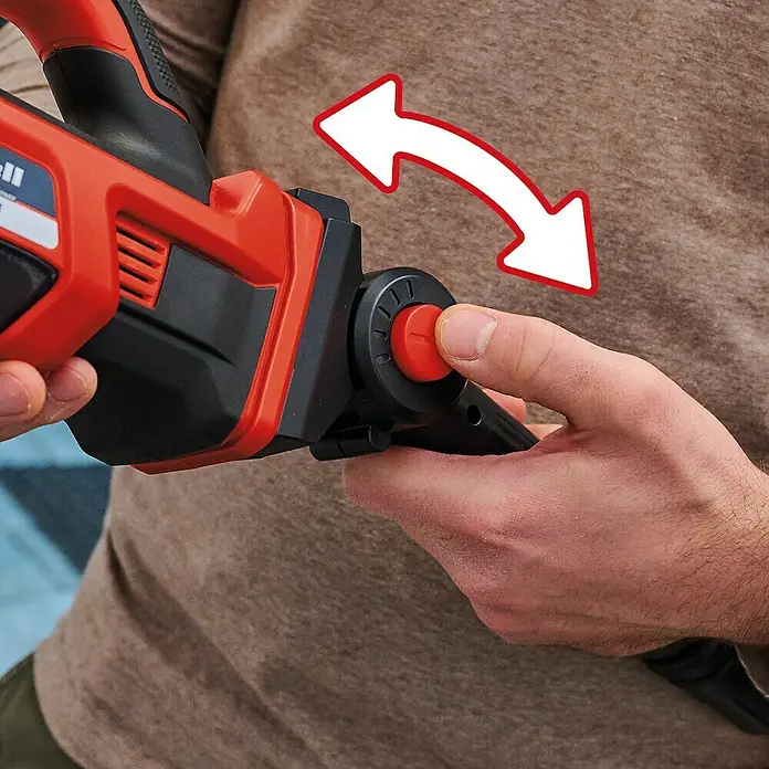 Einhell Teleskopstange Brillianto - Kunststoff, 2 -tlg., Auszugslänge: 120 cm - Detailaufnahme einer Einhell Heckenschere mit einer Hand, die einen roten Knopf drückt, begleitet von einem weißen Pfeil.