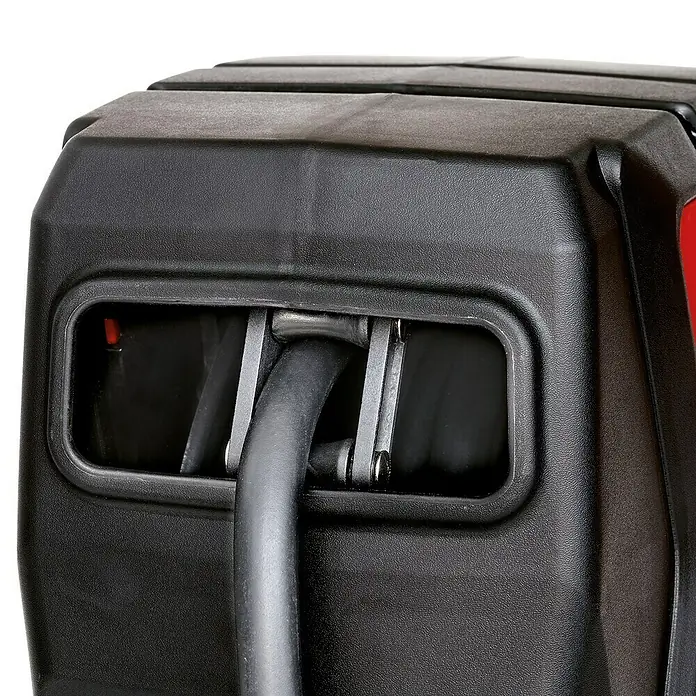 Einhell Druckluftschlauchtrommel TC-PH 150 - 15 m - Nahaufnahme einer schwarzen Kabeltrommel mit einem schwarzen Kabel, das durch eine Öffnung geführt wird. Die Trommel hat eine robuste Bauweise.