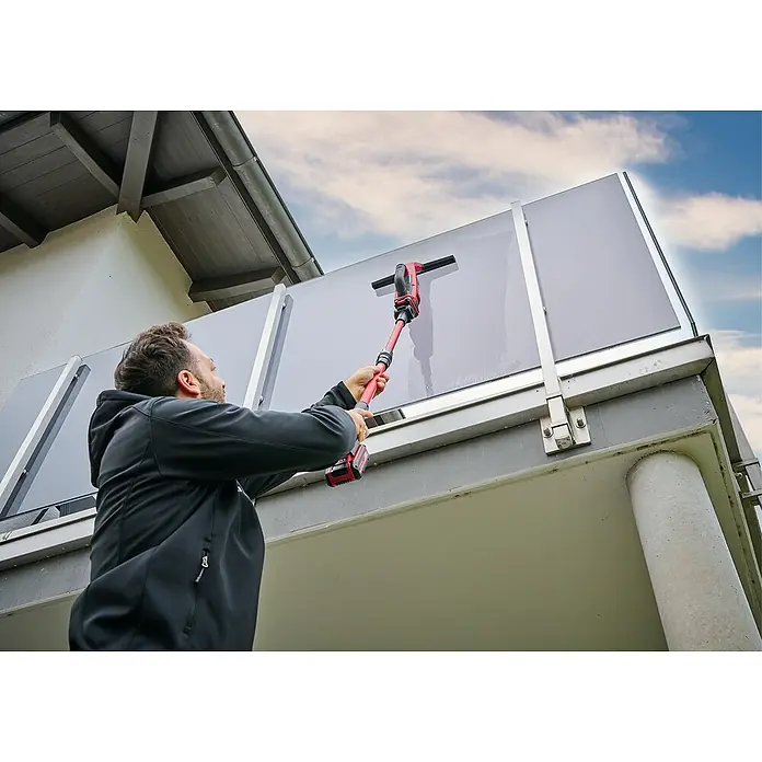 Einhell Teleskopstange Brillianto - Kunststoff, 2 -tlg., Auszugslänge: 120 cm - Mann reinigt Glas mit einem Teleskop-Fensterwischer. Der Akku-Fenstersauger sorgt für klare Sicht und streifenfreie Sauberkeit.