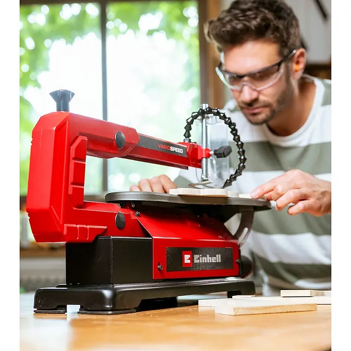Einhell Dekupiersäge TC-SS 406 E - 120 W, 400 U/min - 1.600 U/min - Einhell Dekupiersäge im Einsatz mit einem Mann, der Holz bearbeitet. Präzise Schnitte für Hobby und Werkstatt.