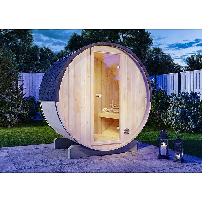 FinnTherm Fasssauna Comfort Set Mini XXS - Elektroofen, Holz - Fassförmige Sauna aus Holz mit Glasfront, die ein entspannendes Wellnesserlebnis im Garten verspricht. Die Laternen sorgen für eine gemütliche Atmosphäre.