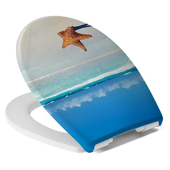 Calmwaters WC-Sitz Motiv Seestern - Duroplast, Mehrfarbig, Mit Absenkautomatik - Toilettensitz mit Strandmotiv. Der Toilettendeckel zeigt einen Sandstrand mit einem Seestern und blauem Meer mit Wolkenreflektionen.