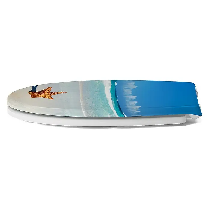 Calmwaters WC-Sitz Motiv Seestern - Duroplast, Mehrfarbig, Mit Absenkautomatik - Nahaufnahme eines Toilettendeckels mit Strandmotiv mit einem Seestern und blauem Himmel, der für Badezimmerästhetik sorgt.
