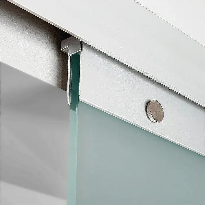 Inova Schiebetür-Komplettset Glasschiebetür ESG teil satiniert 880 x 2035 mm mit Softclose - 880 x 2.035 mm - Detailaufnahme einer modernen Glasschiebetür mit silberfarbenen Beschlägen, die das minimalistische Design und die hochwertige Verarbeitung hervorheben.